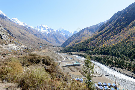 柿林村夏季 从喜马拉雅山脉的远足小径看山谷景观 从 Chitkul 村 Sangla 山谷全景 印度喜马偕尔邦 2020 年 11 月背景