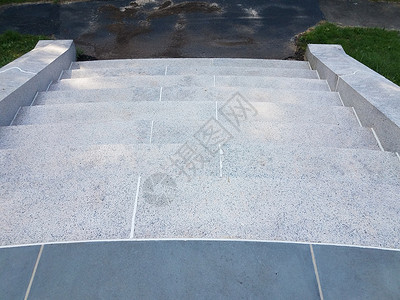 灰色台阶楼梯或台阶上的灰石或大理石砖背景