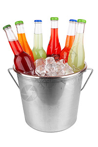 冰中的瓶子柠檬果汁玻璃派对碳酸金属白色苏打绿色橙子背景图片