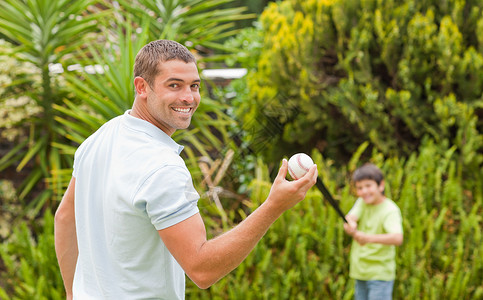 快乐的父亲和儿子在打棒球孩子父母友谊后代男性手套幸福生活男生公园享受高清图片素材