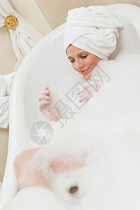 可爱的女人洗个澡 头上戴毛巾身体笑脸女士快乐卫生温泉女孩洗澡女性清洁背景图片