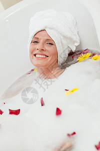 美女洗个舒服的澡 头上戴毛巾清洁女士洗澡女孩身体浴缸女性温泉微笑泡沫背景图片
