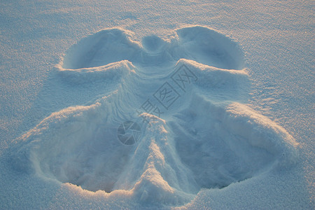 白雪上美丽的雪天使形象红色晚灯背景图片