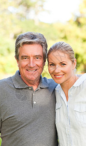 女人与岳父丈夫白色女士天空幸福生活孩子男性蓝色退休高清图片