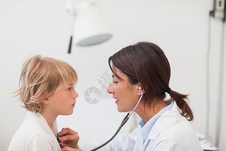 医生用听诊器给一个孩子施教背景