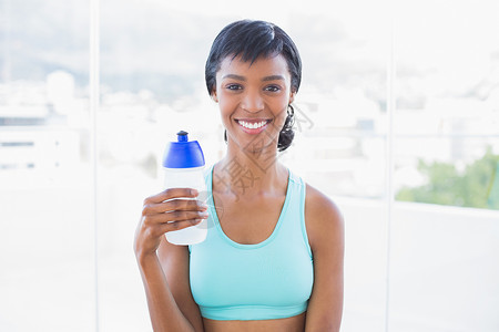 带着一瓶水的幸福好女人背景图片