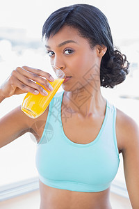 深思熟虑的好女人 喝杯橙汁背景图片