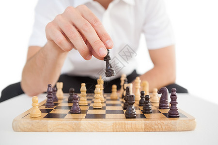 专注的商务人士独奏象棋棋子男人商业男性游戏战术休闲商务人士战略背景图片