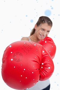 一个微笑着的拳击女拳手肖像综合图象手套训练下雪蓝色双手长发闲暇头发红色冲孔背景图片
