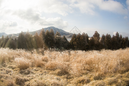 日本熊本的美南阿索景观荒野干旱旅游远足场地环境高原岩石蓝色爬坡背景