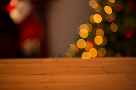 背景有圣诞树的办公桌主题背景图片