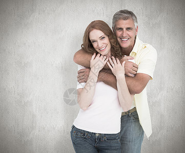 随意情侣笑容和拥抱的复合形象女士墙纸头发红发亲密感白色夫妻男人情人女性背景图片
