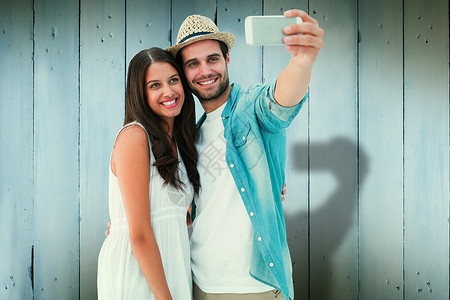 击剑照片素材快乐的时装情侣拍自拍的复合图像绘图粮食感情蓝色毡帽长发女性计算机地面牛仔布背景