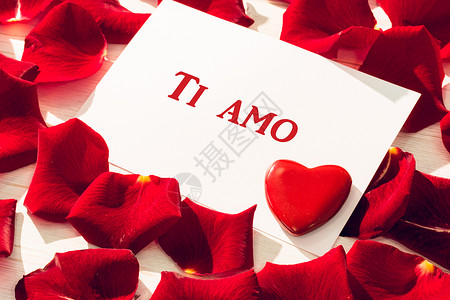 Ti Amo的复合图像卡片笔记花瓣情人红色玫瑰背景图片