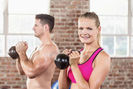 双乳大肌肉微笑的一对配着小叮当的两对躯干重量护理调子力量起重女士女性运动夫妻背景图片