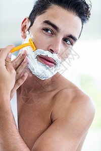 帅哥刮胡子剃胡子膀子剃须刀身体剃须美容剃须膏棕色浴室剃刀头发男性美容高清图片素材