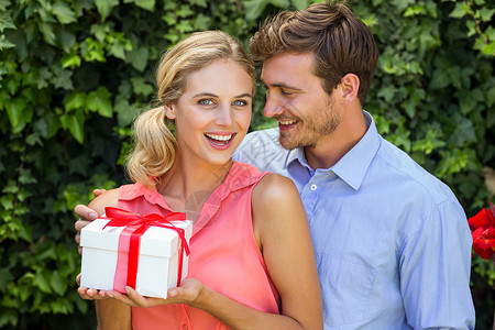 男人送礼物浪漫男人给惊喜女人送礼物的背景