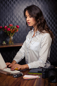 从事计算机工作的创意商业女商务人士平面木桌创造力机构键盘桌子休闲公司办公室女士电脑高清图片素材