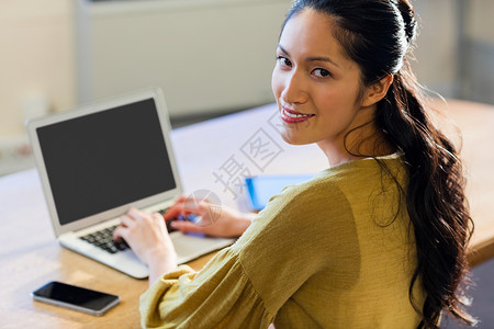 使用笔记本电脑的女商务人士休闲屏幕商务药片职业技术女士杯子微笑桌子咖啡高清图片素材