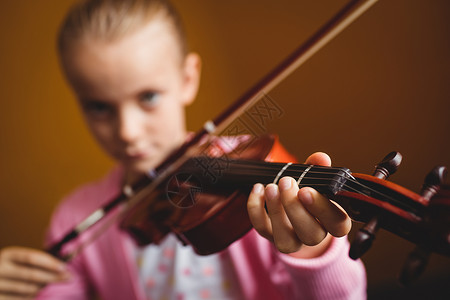 女孩拉小提琴微笑练习早教艺术家黄色背景音乐快乐乐器女性背景图片