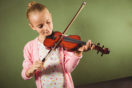 女孩拉小提琴练习女性绿色笔记学习歌曲专注乐器早教爱好背景图片