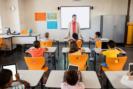 再见了同学们老师给学生上课了班级教学童年职业男生专注课堂混血女孩教育背景