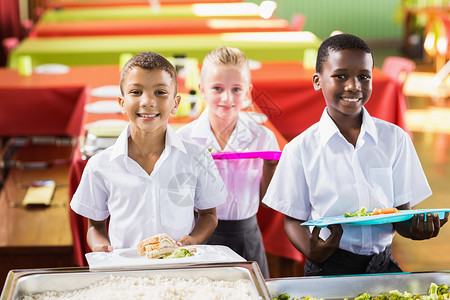 学生在学校食堂里拿着餐盘食物高清图片素材