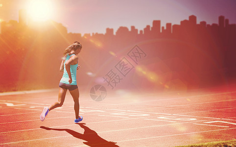 白色背景下跑步女运动员后视的合成图像摩天大楼景观太阳赛道复合女性阳光练习女士背心背景图片