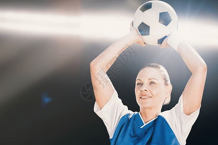 女性足球运动员握着一个球的复合形象活动女士快乐微笑聚光灯专注运动播放器背景图片