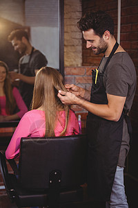 与客户客户的英俊发型设计师职业理发师指导工作女士头发椅子快乐美容师服务美丽高清图片素材