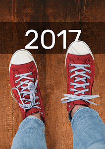 2017年新年祝愿 青少年穿红色运动鞋跑步者木板牛仔裤橡木地面风化牛仔布背景图片