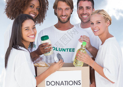 带捐款箱的志愿人员团体帮助盒子捐赠捐款服务机构社会福利志愿者道德无私的高清图片素材