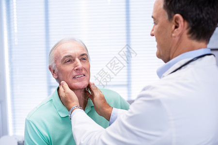 高级病人颈部检查医生医疗治疗师访问骨科服务保健实验室治疗职业男人背景图片