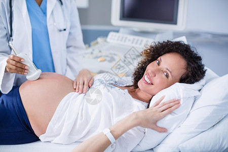 孕妇在胃部接受超声波扫描检查;高清图片