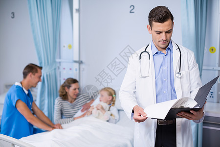 医生检查一份医疗报告女孩高清图片素材