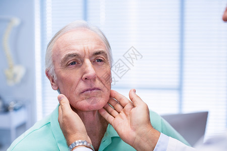 高级病人颈部检查医生专家治疗老年保健卫生男性骨科访问脊椎职业背景图片