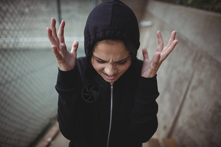 护栏网在学校校园里站着愤怒的少女女学生悲伤智力女性闲暇休闲知识青年烦躁青春期背景