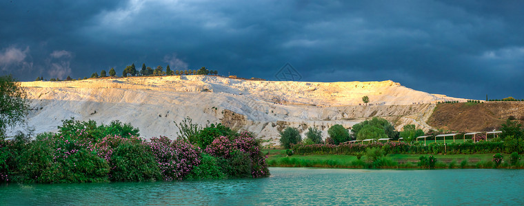 杜鹃湖土耳其Pamukkale村的湖和山丘沉思遗产地标碳酸盐假期石头石灰华编队爬坡旅行背景