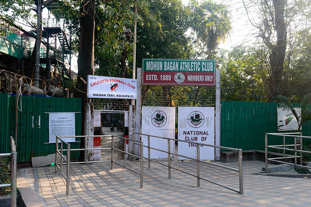 伯纳乌正门足球场 靠近体育场 2020 年 1 月印度西孟加拉邦加尔各答竞技场加尔各答足球联赛著名游乐场俱乐部竞赛代表队比赛街道运动入背景