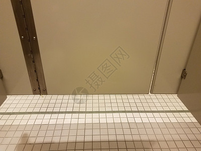 灰色洗手间有白瓷砖的马桶门地面卫生间摊位白色背景图片
