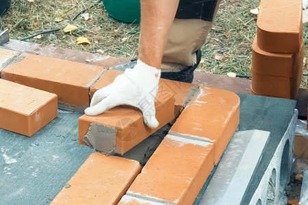 一个人建砖墙 布瑞克把解决方案放上工人男人劳动工匠水泥技术工作石工成人修理家高清图片素材