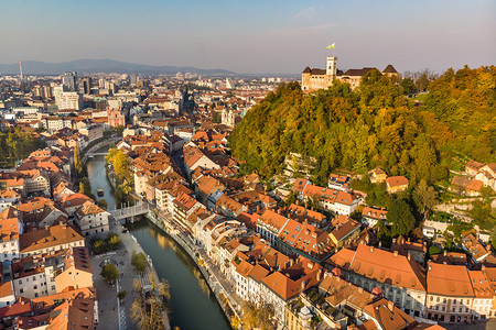 斯洛文尼亚首都卢布尔雅那市景 下午温暖的阳光下全景天线景观地标历史性城市堡垒教会建筑学国家背景图片