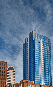 蓝玻璃塔升空背景图片