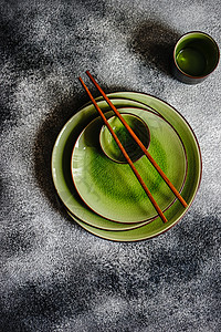 亚洲风格的表格设置餐具环境盘子银器黑板乡村刀具黑色食物石头背景图片