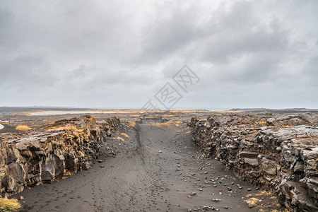 冰岛各大洲间的桥梁 在暴风天气期间在峡谷的黑沙中穿越峡谷背景图片