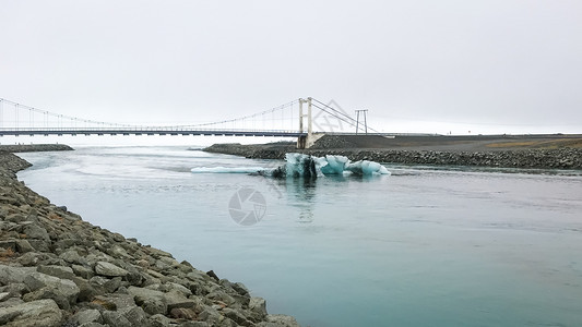 在悬浮桥前的深蓝色冰山上 高低沉积背景图片