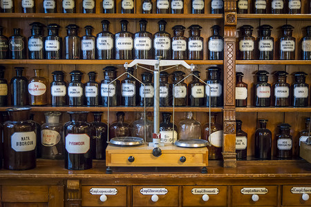 波兰沃洛茨瓦夫的旧药店 药房博物馆物质玻璃抽屉标签药物架子店铺液体化学科学背景图片
