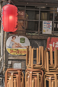京张铁路旧旧古老的日本金属标志和红稻纸板建筑学酒吧胡同邻近餐厅桌子火车山手海报地区背景