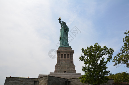 带有火炬和天空的自由神像里程碑女士公园树木金属地标背景图片