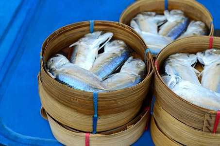 泰国街头食品竹子海鲜街道市场美食篮子背景图片